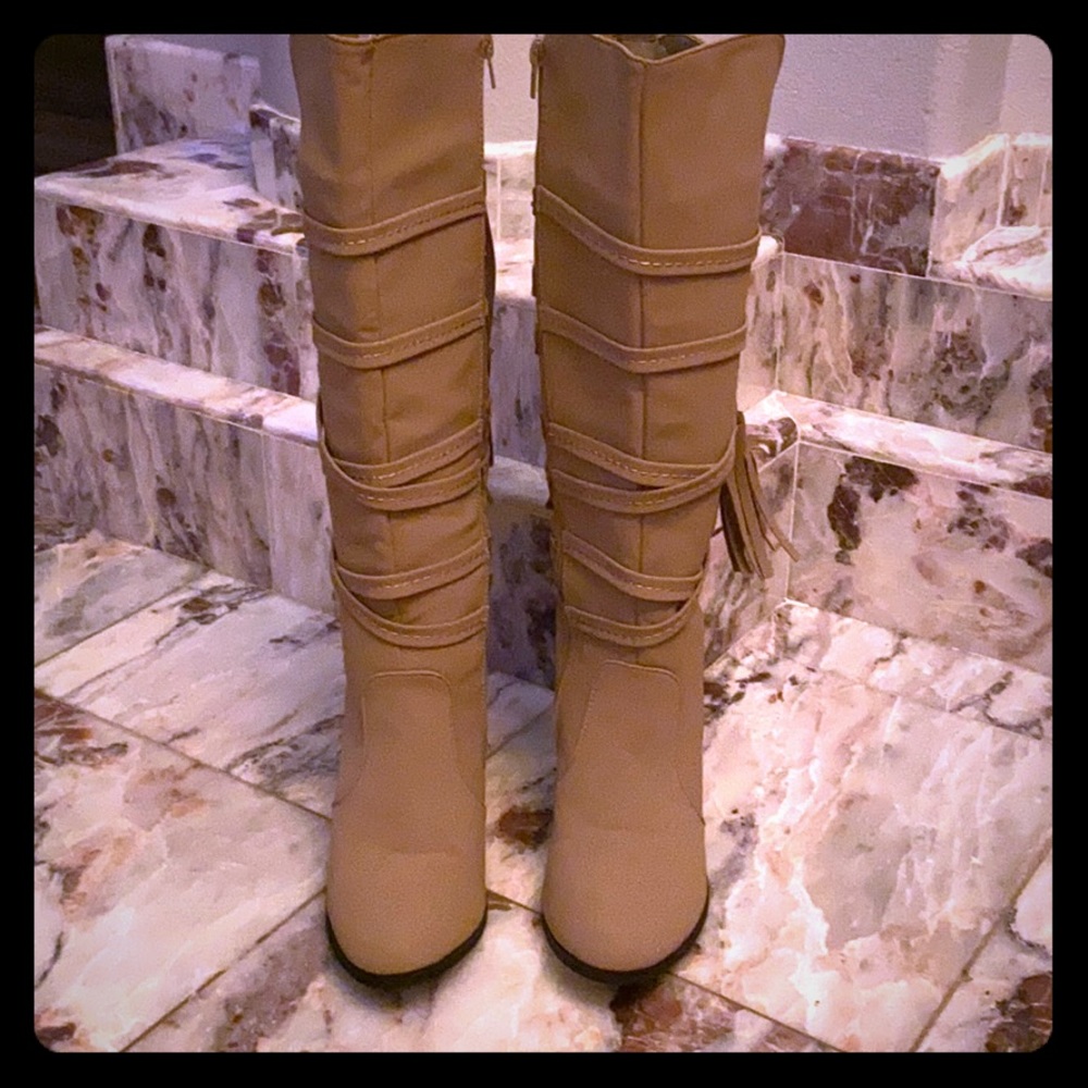 Etc m7/8 knee high tan boot. Zip up sexy boots